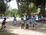 Foto: 14 - Kinder mit Schulsportuniform blau-weiss - Link öffnet Foto in Originalgrösse