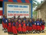 Foto: 022 - Kinder mit Schuluniform in FL-Farben - Link öffnet Foto in Originalgrösse