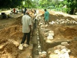 Foto: 021 - die ersten Grundsteine - Link öffnet Foto in Originalgrösse